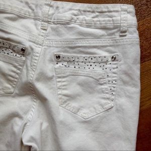 SOLD🎈 White Capri Jeans